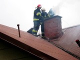 Pożar sadzy w kominie w Rychwałdku. Ewakuowano 7 osób, w tym dwoje rocznych dzieci
