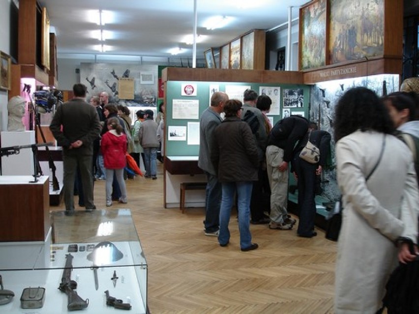 Zwiedzający w Muzeum Wojska w Białymstoku podczas imprezy w...