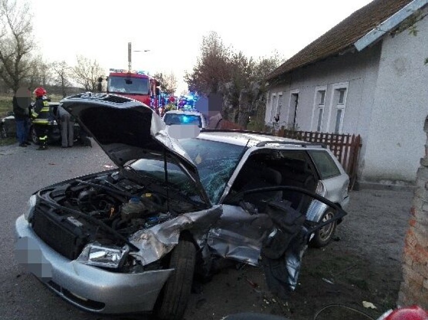 Groźny wypadek w okolicy Warszkowa. 3 osoby trafiły do szpitala [ZDJĘCIA]