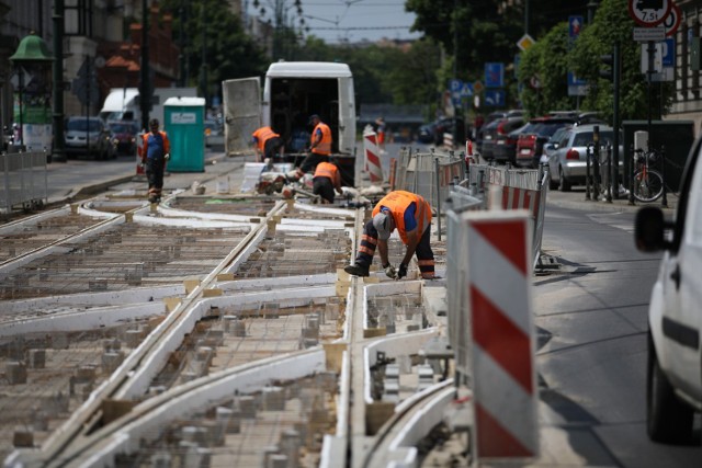 Remont torowiska przy ul. Lubicz wkracza w kolejną fazę. Podróżnych czekają nowe zmiany.