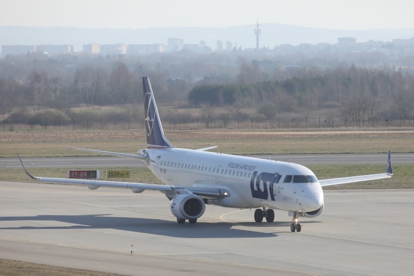 Na lotnisku w Jasionce wylądował dziś specjalny samolot PLL...