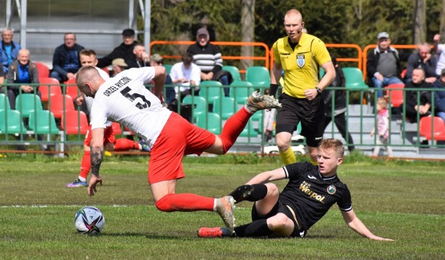 IV liga piłkarska w Małopolsce, grupa zachodnia: Orzeł Ryczów - LKS Jawiszowice 2:3. Na zdjęciu: Dawid Płonka (Jawiszowice, z prawej) w starciu z Hubertem Urbańskim (Orzeł Ryczów).