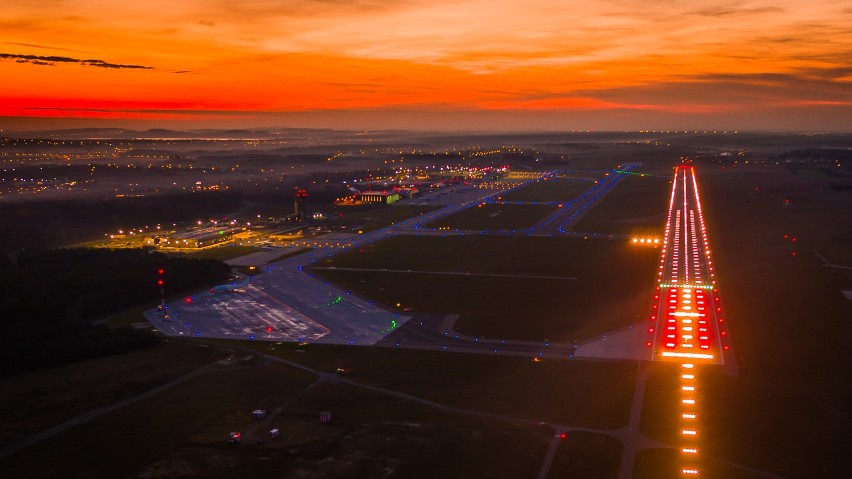 Lotnisko Pyrzowice o zachodzie słońca