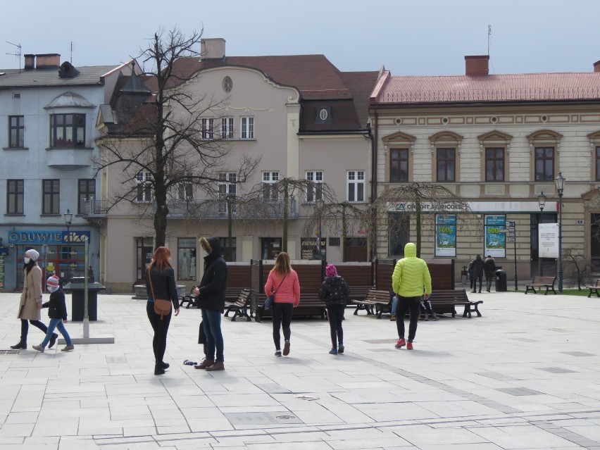 Wielkanocna niedziela w Wadowicach (4.04.2021), pl. Jana...