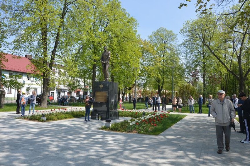 Ponad 200 flag rozdano 2 maja w parku przy placu Wolności w...