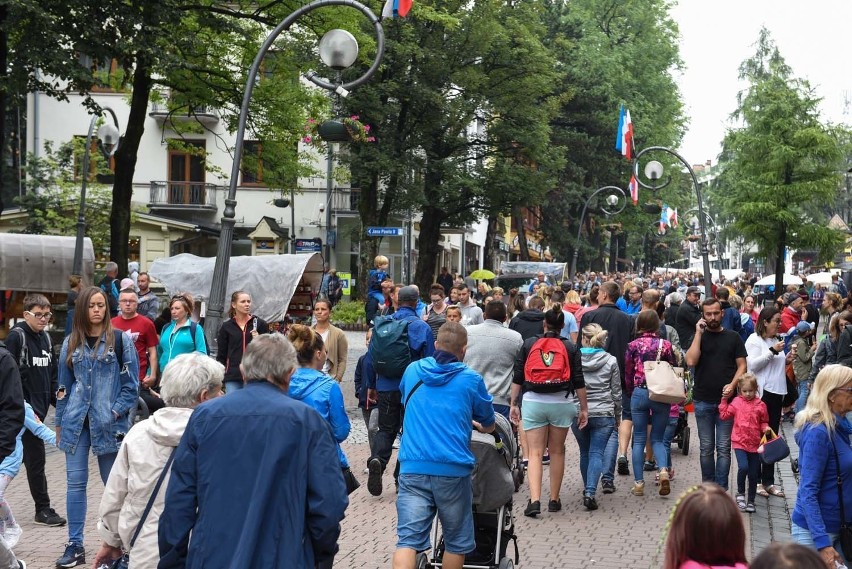 Szczyt sezonu turystycznego w Zakopanem. Tłumy na Krupówkach