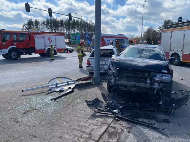 Wypadek w Rzgowie. Na drodze krajowej numer 91 zderzyły się dwa samochody osobowe. 4 osoby ranne