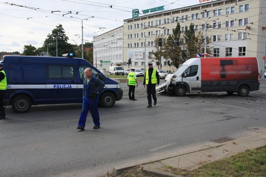 Gdańsk: Karetka zderzyła się z busem na skrzyżowaniu ulic Hucisko - 3 Maja [ZDJĘCIA]