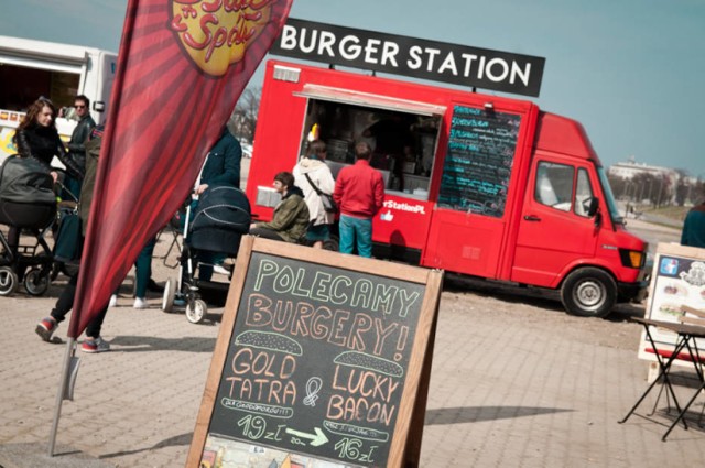 Gdzie jest najbliższy food truck w Warszawie? Sprawdź aplikacją na smartfony