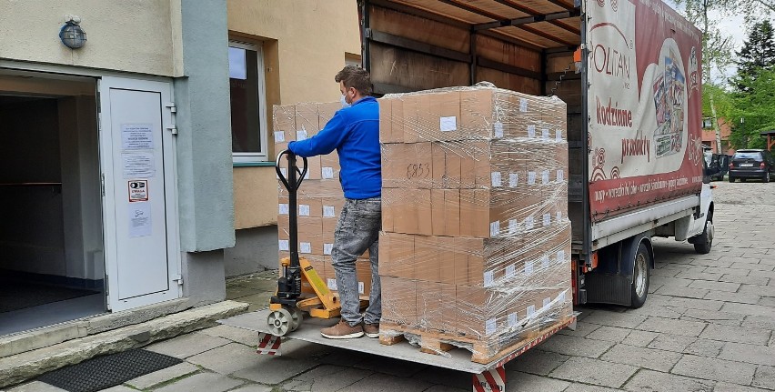 64 tysiące maseczek dla rybnickiego OPS od firmy Politan z Czyżowic