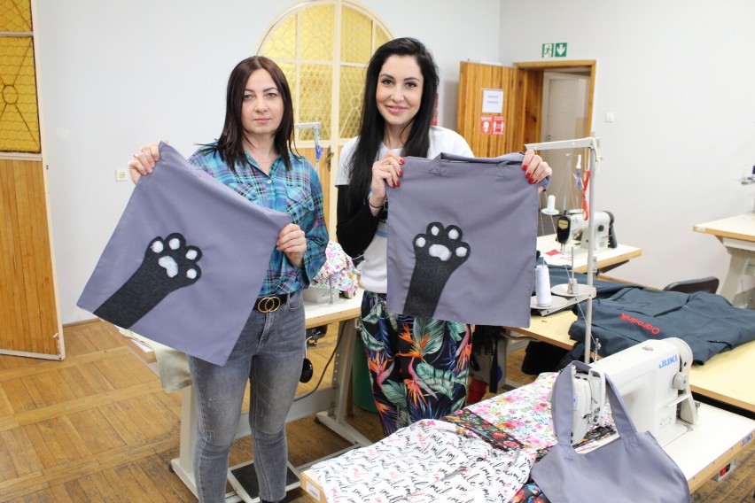 Młodzież z CKiW uszyła torby, poszewki na poduszki i maseczki na aukcję charytatywną wolontariuszy dla zwierząt z azylu w Pleszewie