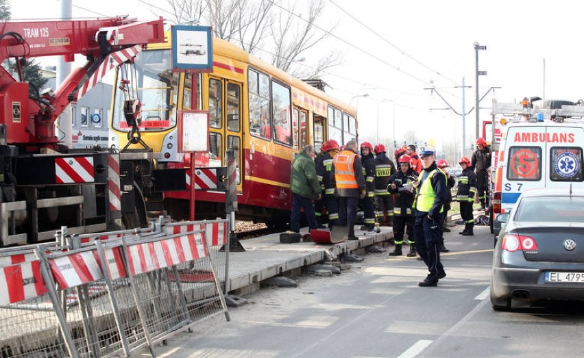 Wypadek na ul. Pabianickiej w Łodzi. Mężczyzna zginął pod kołami tramwaju [ZDJĘCIA]