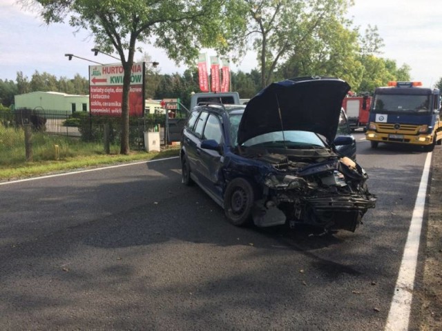 Na drodze krajowej nr 72 doszło do czołowego zderzenia dwóch samochodów. W wypadku zostały ranne cztery osoby, w tym małe dzieci, które siedziało w foteliku na przednim siedzeniu. 

Zobacz więcej na: Wypadek na drodze krajowej 72 Uwaga! [ZDJĘCIA]