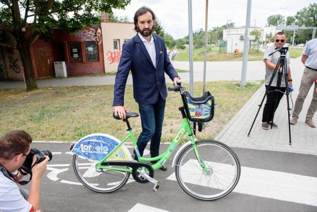 Marcin Jeż z firmy BikeU w ubiegłym tygodniu zaprezentował toruński rower miejski. System ruszy od środy. Będzie działać do 23 grudnia