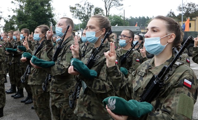 Około 80 żołnierzy Legii Akademickiej szkolonych w Centrum Szkolenia Logistyki w Grudziądzu i Grupie złożyło uroczystą przysięgę wojskową.
