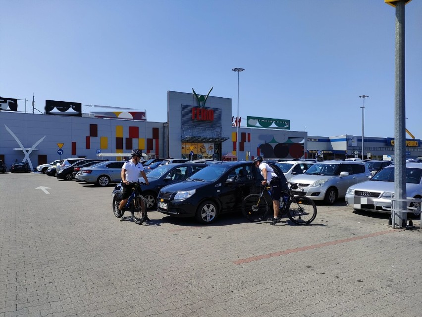 Policjanci na rowerach w upalne dni zaglądają do aut zostawionych na parkingach. Sprawdzają, czy w środku nie ma dziecka lub zwierzęcia