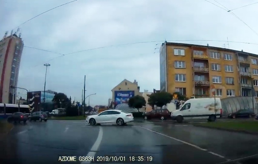 Jestem większy i co mi zrobisz? Wymuszenie na rondzie Jagiellonów w Bydgoszczy [wideo]