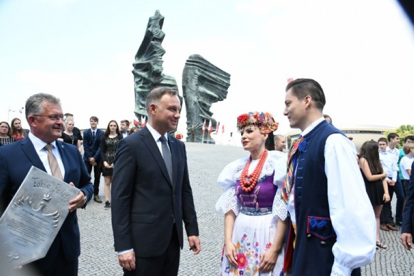 Prezydent RP wręczył Zespołowi "Śląsk" pamiątkową tablicę