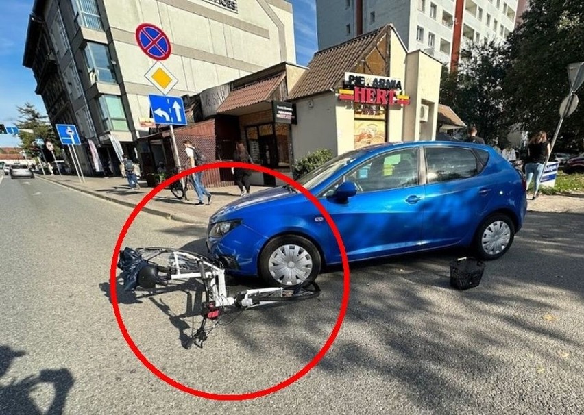 Zderzenie samochodu osobowego z rowerzystką na ulicy...