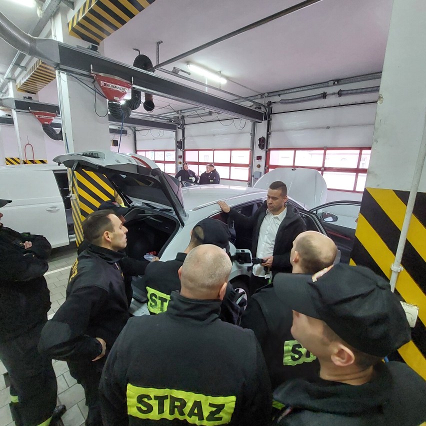 Strażacy w Kaliszu szkolą się jak postępować z autami elektrycznymi podczas wypadków. ZDJĘCIA