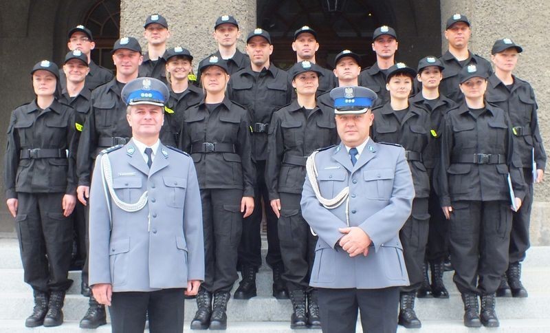 Nowe siły w opolskiej policji. 18 nowoprzyjętych policjantów złożyło ślubowanie [ZDJĘCIA]