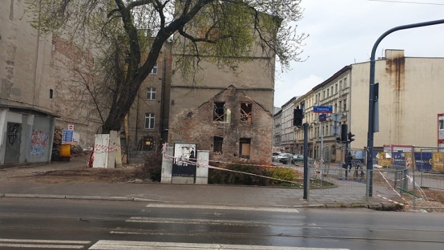 Nie było to jednak wyburzenie na trwałe. Rozbiórka była planowaną częścią rewitalizacyjnego remontu, który trwa na posesji przy ul. Pomorskiej 11 (budynek stoi de facto przy ul. Wschodniej, ale ponieważ wejście do niego jest od strony ul. Pomorskiej, został do niej przypisany).