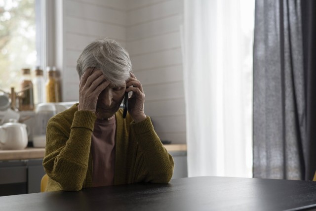 Seniorka z Suwałk straciła oszczędności życia. Została oszukana metodą "na wnuczkę".