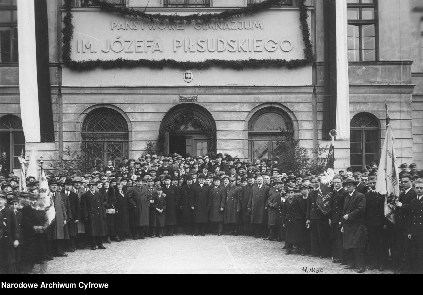 Uroczystość nadania imienia Józefa Piłsudskiego Państwowemu Gimnazjum Męskiemu w Ostrowie Wielkopolskim - 1936 rok.