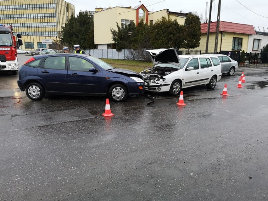 Zderzyły się dwa samochody osobowe. To renault i ford. W...