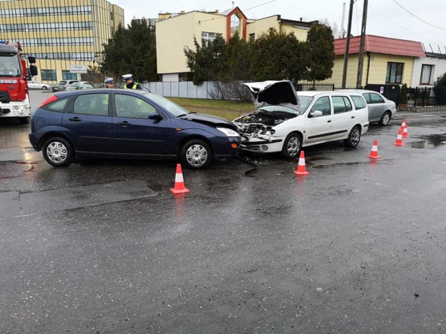 Zderzyły się dwa samochody osobowe. To renault i ford. W wyniku zderzenia poszkodowana została 28-latka. Kobieta trafiła do szpitala. Na czas działania służb na miejscu, ruch w okolicy był utrudniony. 

- Ustalamy okoliczności zdarzenia - mówi podkom. Lidia Kowalska z biura prasowego Komendy Wojewódzkiej Policji w Bydgoszczy. 


Flesz - wypadki drogowe. Jak udzielić pierwszej pomocy?

