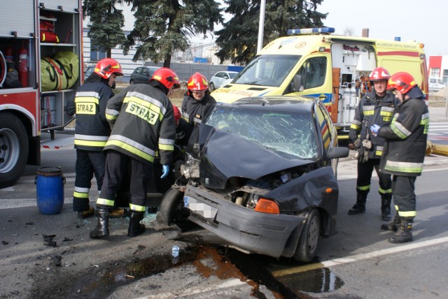 Wypadek na ulicy Wrocławskiej w Kaliszu. Fiat rozbił się na drzewie