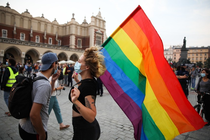 Kraków. Na Rynku manifestowali zwolennicy i przeciwnicy LGBT [ZDJĘCIA]