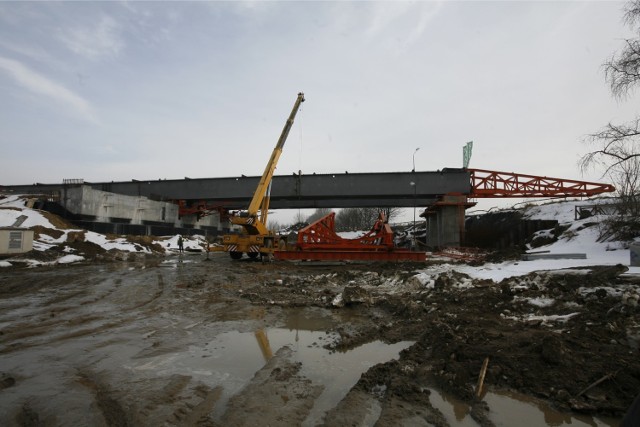 PKP Polskie Linie Kolejowe poinformowały o zawarciu umowy z Centrum Unijnych Projektów Transportowych na dofinansowanie jednego z projektów. Inwestycja zakłada budowę nowych wiaduktów w Warszawie i okolicach. Prace zaplanowano na najbliższe kilka lat. Dalsza część artykułu poniżej.