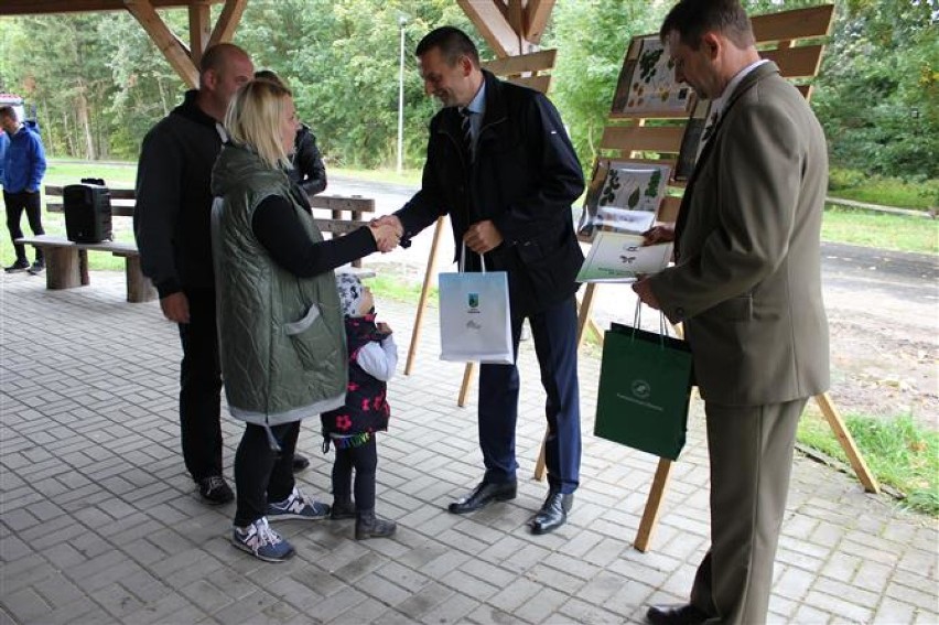 Wzdłuż ścieżki z Postomina do Pieńkówka zasadzili 26 drzew, które upamiętniają narodziny dzieci [ZDJĘCIA]