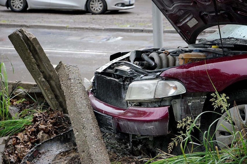 Wałbrzych: Wypadek z udziałem 13-letniego kierowcy. Samochód uderzył w mur na 1 Maja ( ZDJĘCIA)