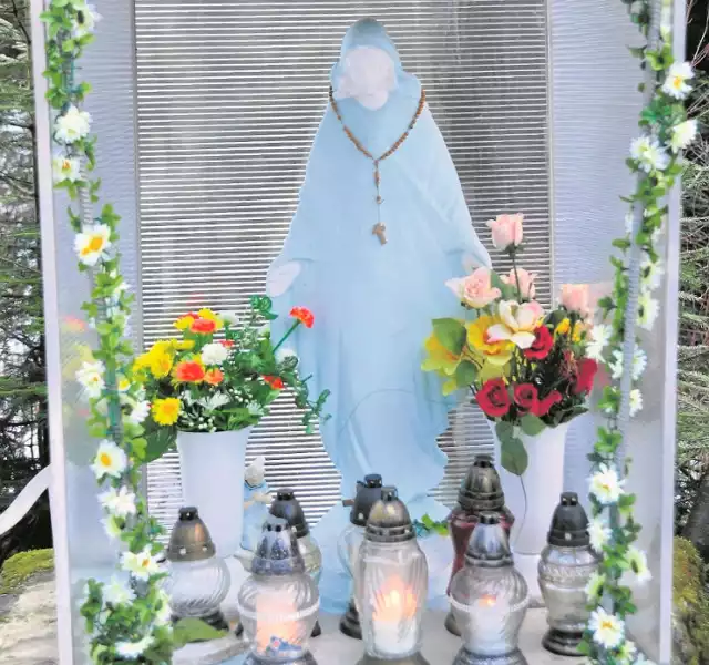 Ta kapliczka przy ulicy Zielonej padła ofiarą 53-letniej kobiety. Tak wyglądała Matka Boska przed wandalskim atakiem