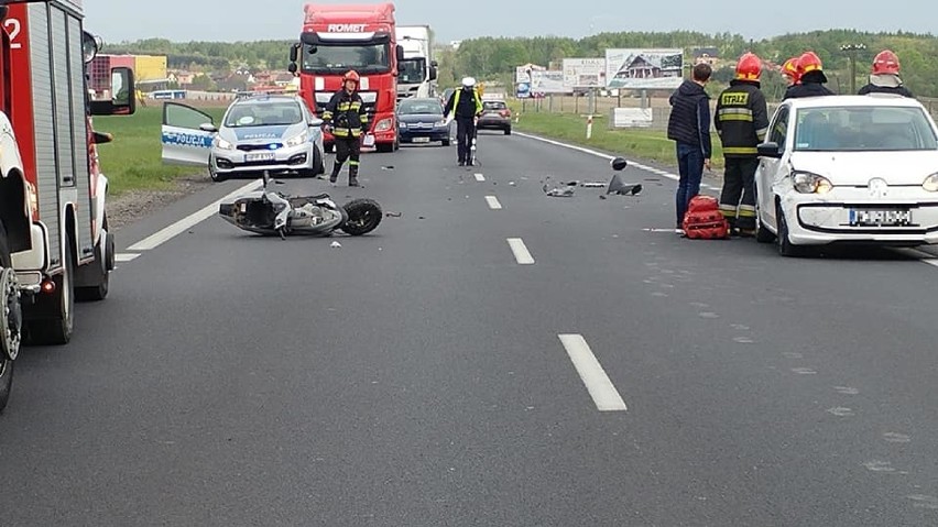 Wypadek pod Kłobuckiem. Zderzenie skutera z volkswagenem ZDJĘCIA. DK 43 była zablokowana 