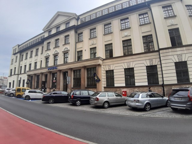 Poczta Polska rezygnuje z planów sprzedaży swojego gmachu w Katowicach. Budynek Poczty Głównej przy ulicy Pocztowej zostanie zrewitalizowany