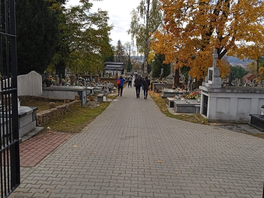 Wszystkich Świętych 2022 już wkrótce. Na Starym i Nowym Cmentarzu w Kielcach mieszkańcy porządkują groby swoich bliskich. Zobacz zdjęcia 