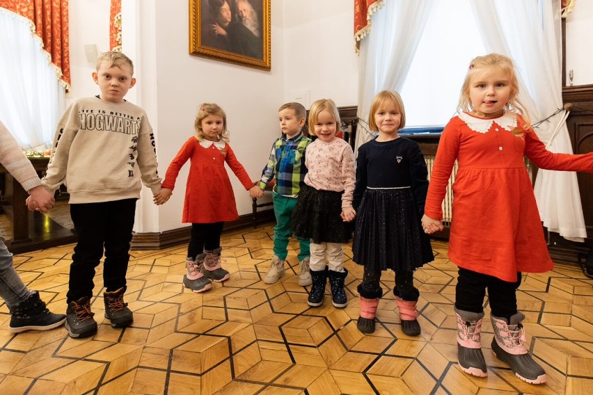 Dzieci przystroiły choinkę w rzeszowskim Ratuszu. Była świetna zabawa i Mikołaj
