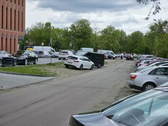 Kierowcy na wiele sposobów radzą sobie z parkowaniem w pobliżu Targowiska Miejskiego w Toruniu