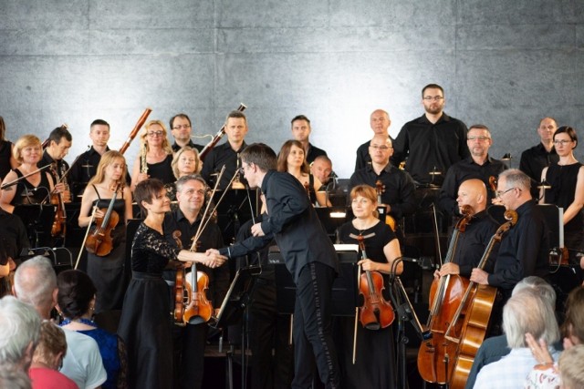 "Muzyka na Wielki Tydzień" to domowe występy muzyków orkiestry Opery Krakowskiej i ich najbliższych do obejrzenia w internecie