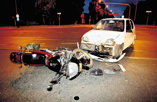 We wtorek około godz. 20 na skrzyżowaniu ul. Konstantynowskiej i al. Unii Lubelskiej 28-letni motocyklista uderzył w fiata seicento.