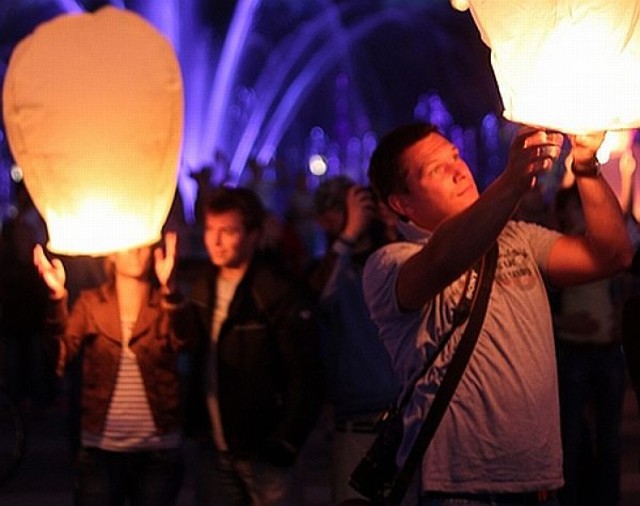 Wypuszczenie lampionów na Podzamczu w Warszawie