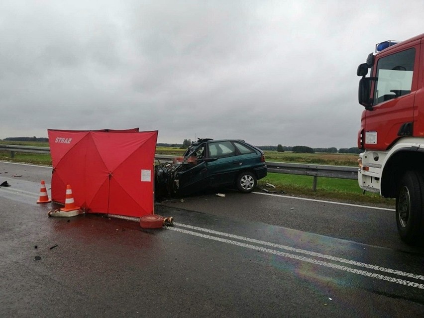 Śmiertelny wypadek na krajowej 19 w powiecie bialskim. "Zakleszczony kierowca bez funkcji życiowych" [WIDEO]