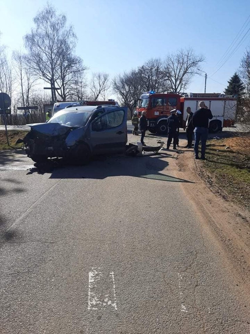 Groźny wypadek w m. Trutnowy (gm. Cedry Wielkie). Dwie osoby zostały ranne 24.03.2022 r.