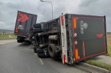 Wypadek na A1 na węźle Kamieńsk. Przewróciła się przyczepa ciężarówki 