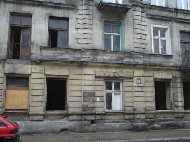 Kamienica przy ul. Włókienniczej 9 straszy pustymi otworami okiennymi i zdewastowanymi mieszkaniami, w których grasują okoliczni zbieracze.