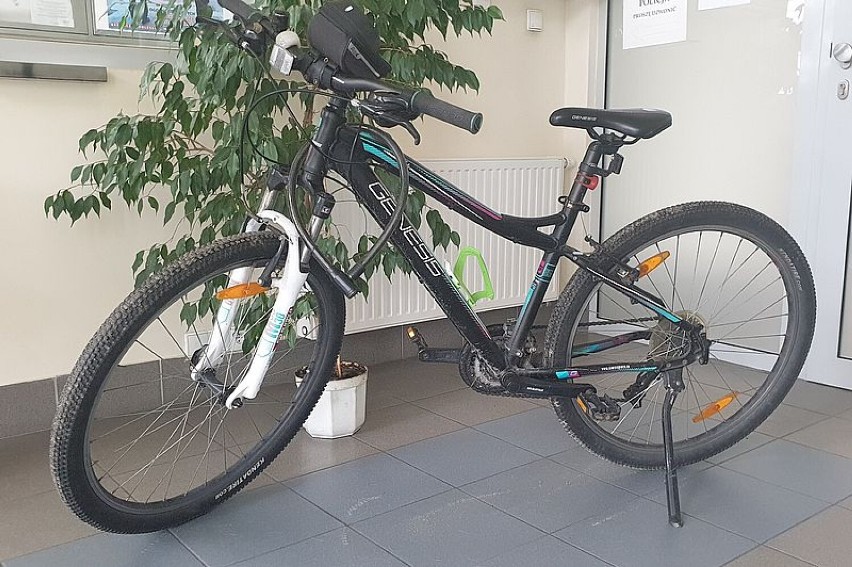Policjanci z Komisariatu Policji w Kosakowie poszukują właścicieli dwóch rowerów - listopad 2021