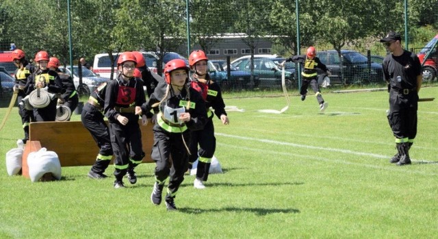 Strażacy ochotnicy z gminy Kęty rywalizowali na stadionie w Łękach w zawodach sportowo-pożarniczych